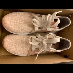 New addidas shoes! Only worn once! Size 10